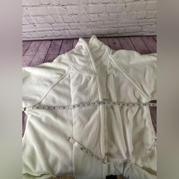 Elegant White Robe Unisex - Picture 4 of 9